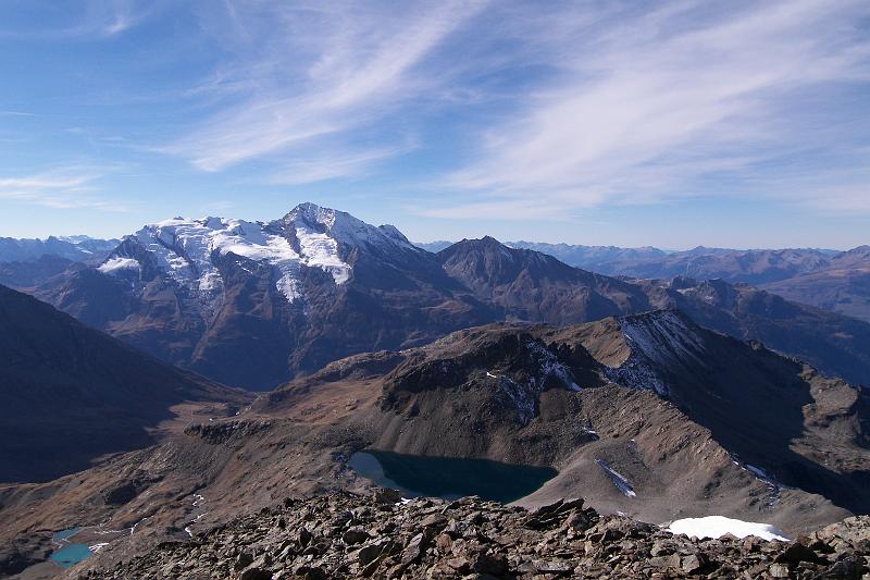 Photo 091 Ce matin nous étions à la Pointe Foglietta, tout au bout de l'arête à droite de la Pointe de l'Argentière qui domine le Lac Blanc. A gauche, le Lac Brulet, très vert !